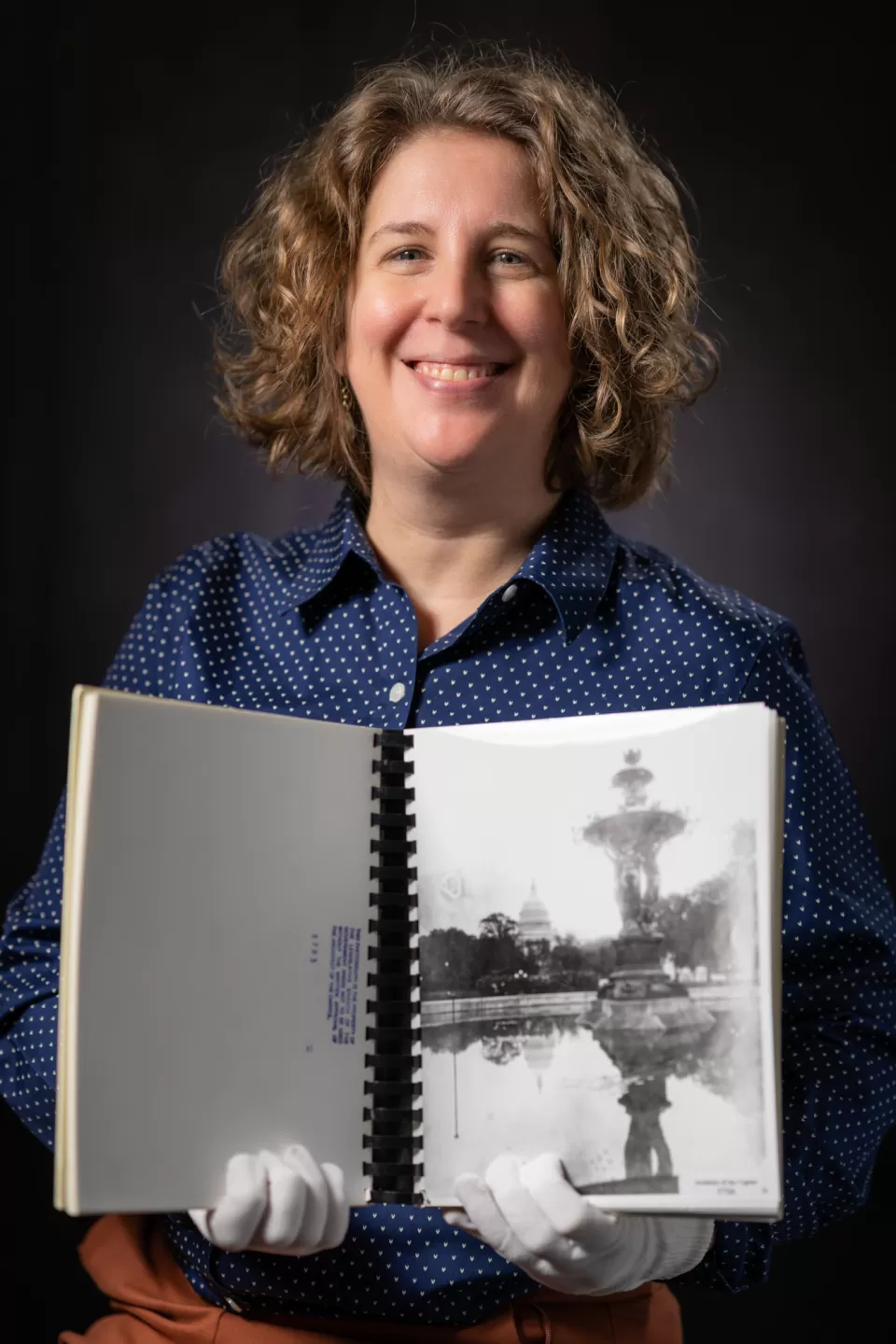 Photo portrait of a person holding a book.